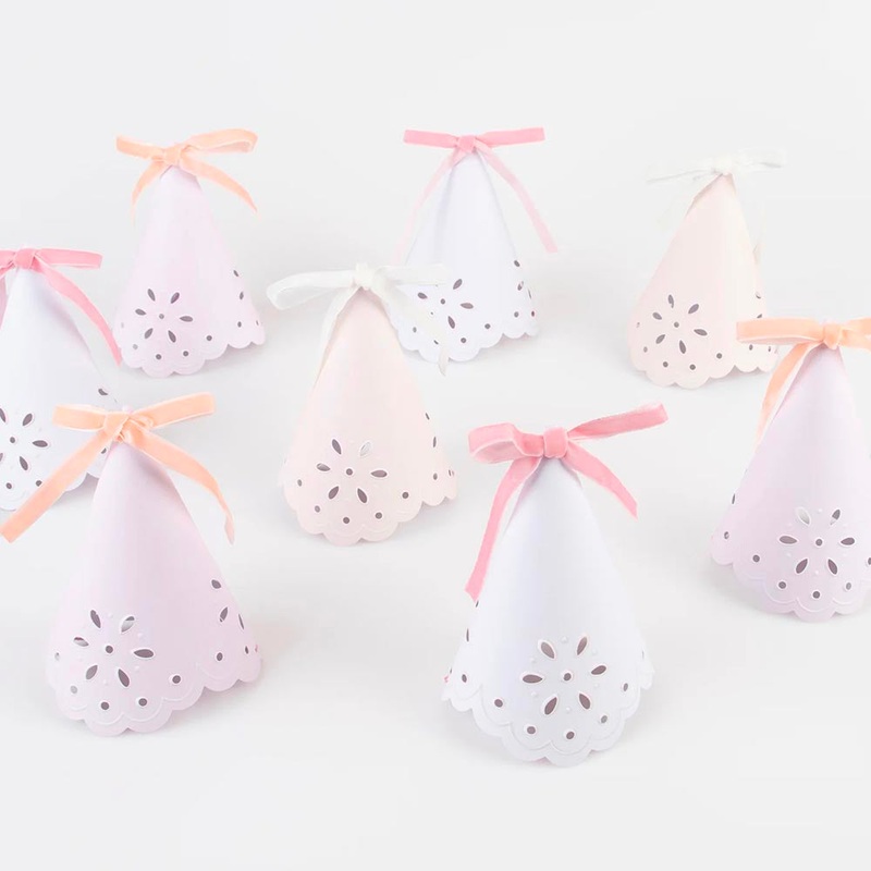 8 chapeaux pointus broderie anglaise rose et blanche