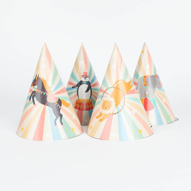8 chapeaux pointus cirque